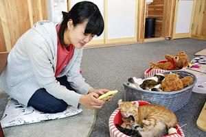 「ネコの一瞬を撮りためるのも仕事」と話す咲都さん（左）