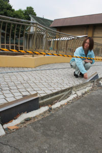 施設だけでなく、地面の傾きやひび割れなど大きな被害を受けた熊本市動植物園の園内