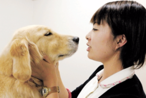 人間と犬。体の仕組みの違いを知ることが、良好な関係を築く第一歩だ＝仙台市泉区、東北動物看護学院